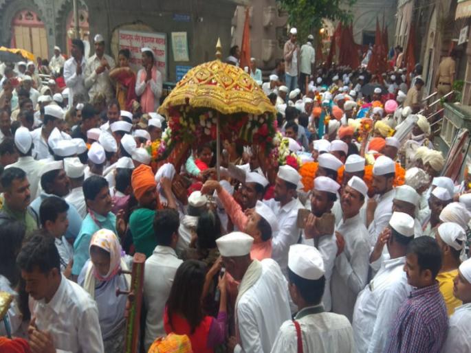 Pandharpur wari 2018: Sant Tukaram Palkhi's departure towards Pandharpur | Pandharpur wari 2018 :इंद्रायणीतीर भक्तीने ओसंडला : तुकोबारायांचे पंढरीकडे प्रस्थान Pandharpur wari 2018: Sant Tukaram Palkhi's departure towards Pandharpur | Pandharpur wari 2018 :इंद्रायणीतीर भक्तीने ओसंडला : तुकोबारायांचे पंढरीकडे प्रस्थान