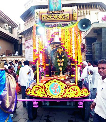 Tukaram Seed Festival; Vitthal Chariot Ceremony departing from Pandharpur to Dehu | तुकाराम बीज उत्सव; विठ्ठल रथ सोहळ्याचे पंढरपूरहून देहूकडे प्रस्थान Tukaram Seed Festival; Vitthal Chariot Ceremony departing from Pandharpur to Dehu | तुकाराम बीज उत्सव; विठ्ठल रथ सोहळ्याचे पंढरपूरहून देहूकडे प्रस्थान