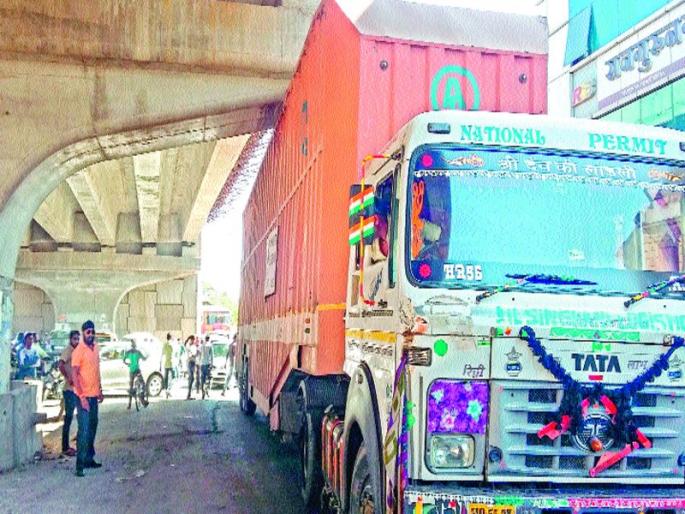 Dehurod: container accident | देहूरोड : कंटेनर अडकल्याने झाली वाहतूककोंडी Dehurod: container accident | देहूरोड : कंटेनर अडकल्याने झाली वाहतूककोंडी