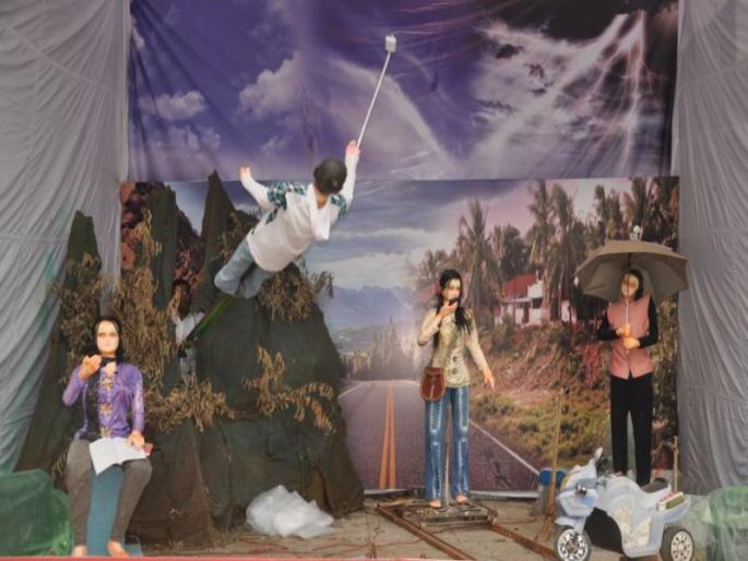 Public awareness through the visual effects of mobile 'fever' | मोबाईल ‘फिवर’च्या दुष्परिणामांची देखाव्याव्दारे जनजागृती Public awareness through the visual effects of mobile 'fever' | मोबाईल ‘फिवर’च्या दुष्परिणामांची देखाव्याव्दारे जनजागृती