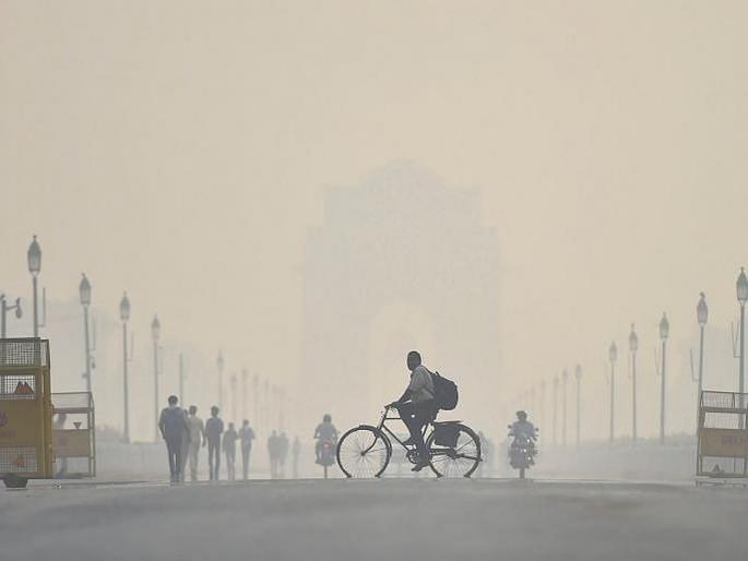 Delhi air quality plunges to 'very poor' | दिल्लीला प्रदूषणाचा विळखा! हवेची गुणवत्ता आणखी खालावली Delhi air quality plunges to 'very poor' | दिल्लीला प्रदूषणाचा विळखा! हवेची गुणवत्ता आणखी खालावली