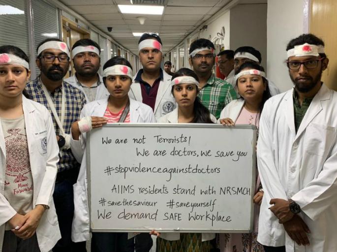 Draft law seeks 10-year jail, fine of Rs 5 lakh for attacks on doctors | खबरदार! डॉक्टरांवर हात उचलाल तर 10 वर्ष जेलची हवा खाल Draft law seeks 10-year jail, fine of Rs 5 lakh for attacks on doctors | खबरदार! डॉक्टरांवर हात उचलाल तर 10 वर्ष जेलची हवा खाल