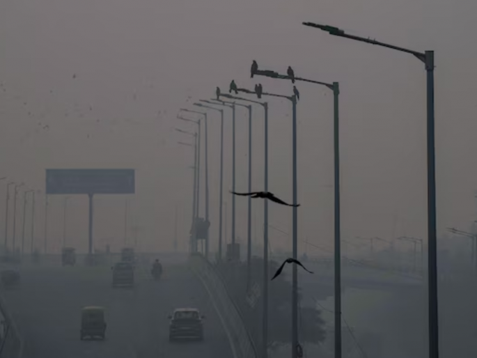 Toxic smog in Delhi, entry of trucks banned, project work also suspended | दिल्लीत विषारी धुके, ट्रकला प्रवेशबंदी, प्रकल्पांची कामेही स्थगित Toxic smog in Delhi, entry of trucks banned, project work also suspended | दिल्लीत विषारी धुके, ट्रकला प्रवेशबंदी, प्रकल्पांची कामेही स्थगित