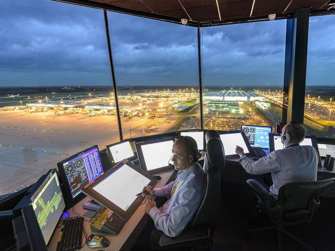 Technical glitch in Delhi IGI airport ATC; More than 100 flights delayed, grounded | दिल्ली विमानतळाच्या एटीसीमध्ये तांत्रिक बिघाड; १०० हून अधिक विमानफेऱ्या रखडल्या, विलंबाने Technical glitch in Delhi IGI airport ATC; More than 100 flights delayed, grounded | दिल्ली विमानतळाच्या एटीसीमध्ये तांत्रिक बिघाड; १०० हून अधिक विमानफेऱ्या रखडल्या, विलंबाने