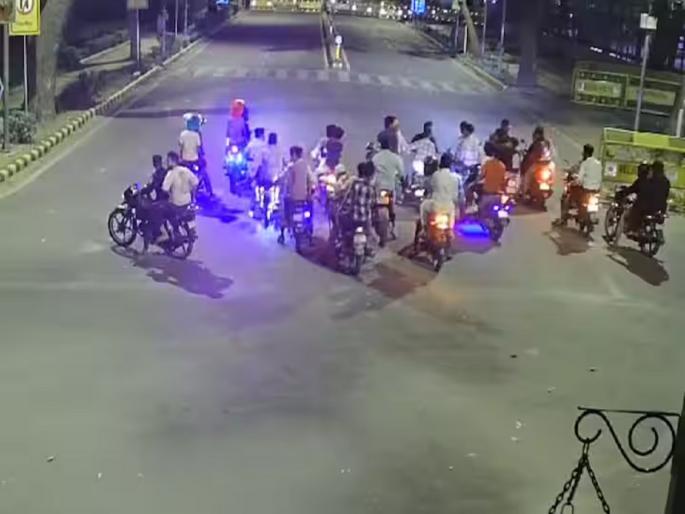 delhi bikers group stunt police arrested 28 man and seized bikes-during-making reels in new delhi kartavya path | रीलसाठी स्टंटबाजी नडली, २८ दुचाकीस्वारांवर पोलिसांची कारवाई! delhi bikers group stunt police arrested 28 man and seized bikes-during-making reels in new delhi kartavya path | रीलसाठी स्टंटबाजी नडली, २८ दुचाकीस्वारांवर पोलिसांची कारवाई!