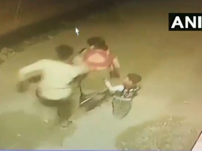 Two bike-borne men rob a woman at knifepoint in Delhi's Dayalpur | Video - दिल्लीमध्ये सोनसाखळी चोरांचा हैदोस Two bike-borne men rob a woman at knifepoint in Delhi's Dayalpur | Video - दिल्लीमध्ये सोनसाखळी चोरांचा हैदोस