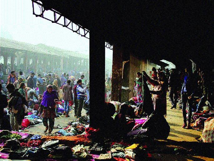 The oldest market in old clothes is in Delhi | जुन्या कपड्यांची सर्वात मोठी बाजारपेठ दिल्लीत The oldest market in old clothes is in Delhi | जुन्या कपड्यांची सर्वात मोठी बाजारपेठ दिल्लीत