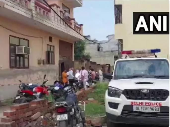 delhi couple found dead inside their house in narela police investigation | आधी पत्नीची हत्या केली, मग स्वत:ही गळफास घेतला; कारण... delhi couple found dead inside their house in narela police investigation | आधी पत्नीची हत्या केली, मग स्वत:ही गळफास घेतला; कारण...