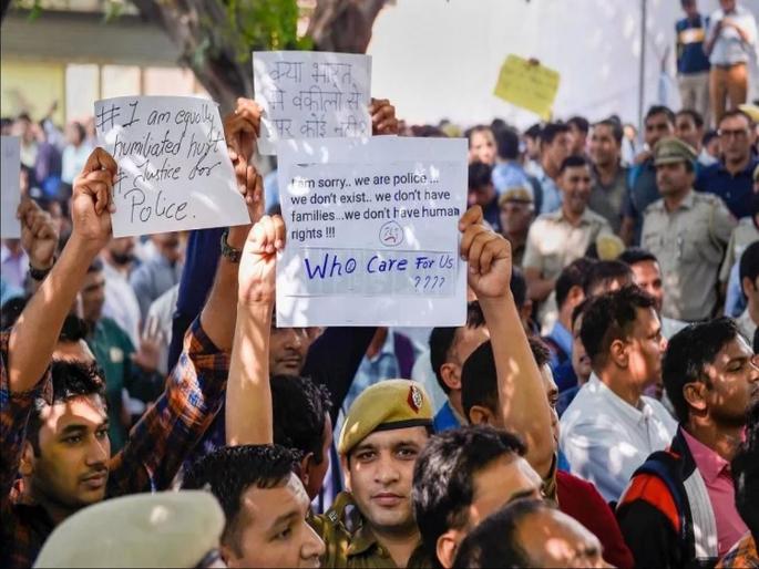Third gain in the conflict between the two! criminals are enjoying because police are not arresting | दोघांच्या भांडणात तिसऱ्याचा लाभ! दिल्लीत गुन्हेगारांची चांदी; पोलिसांकडून कारवाईच नाही Third gain in the conflict between the two! criminals are enjoying because police are not arresting | दोघांच्या भांडणात तिसऱ्याचा लाभ! दिल्लीत गुन्हेगारांची चांदी; पोलिसांकडून कारवाईच नाही