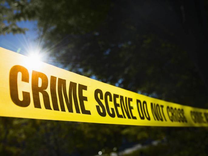 an incident of firing reported on girl at saket court police on the spot | धक्कादायक! न्यायालयाच्या आवारात वकील म्हणून आला अन् केला गोळीबार; पतीकडून महिलेवर हल्ला an incident of firing reported on girl at saket court police on the spot | धक्कादायक! न्यायालयाच्या आवारात वकील म्हणून आला अन् केला गोळीबार; पतीकडून महिलेवर हल्ला