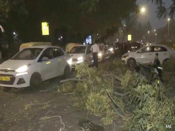 delhi dust storm and rain updates 15 flights diverted from delhi airport and metro also get affected | दिल्लीसह NCRमधील काही भागात धुळीचे वादळ, पावसाच्या सरी; मेट्रो सेवा कोलमडली, विमाने वळवली delhi dust storm and rain updates 15 flights diverted from delhi airport and metro also get affected | दिल्लीसह NCRमधील काही भागात धुळीचे वादळ, पावसाच्या सरी; मेट्रो सेवा कोलमडली, विमाने वळवली