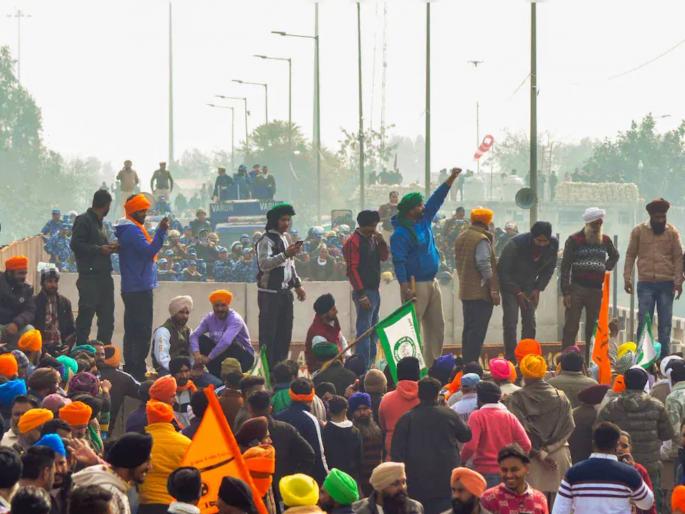 Farmers bring JCB, Poklen to break barricades; March again to Delhi | बॅरिकेड्स तोडण्यासाठी शेतकरी घेऊन आले जेसीबी, पोकलेन; पुन्हा दिल्लीकडे कूच