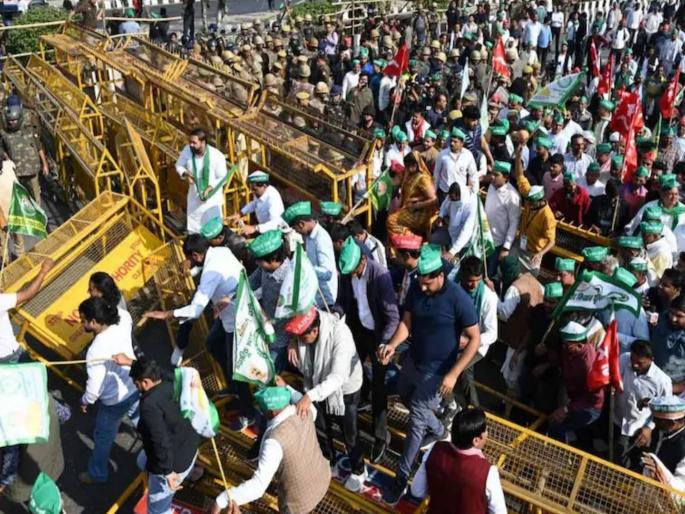 Farmers intercepted at Shambhu border Tear gas, many injured, stopped the aggressor peasants marching towards Delhi | शंभू सीमेवर शेतकऱ्यांना अडवले; अश्रुधुराचा मारा, अनेक जखमी, दिल्लीकडे निघालेल्या आक्रमक शेतकऱ्यांना रोखले