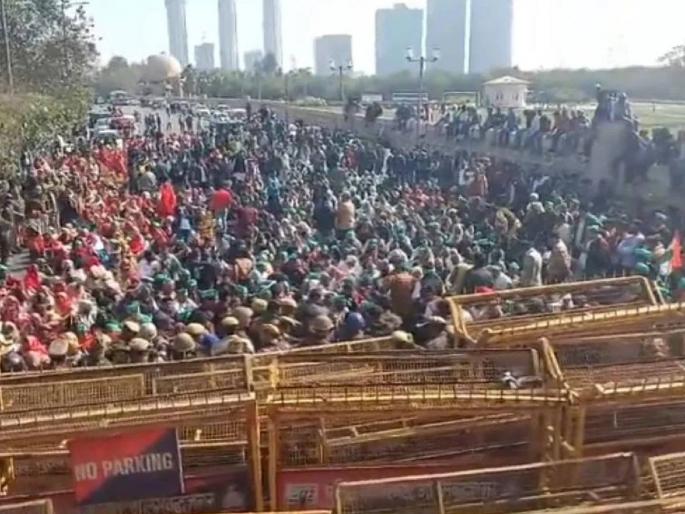 Farmers have started a big march in Delhi. Vehicles are crowded near Noida | शेतकऱ्यांचा दिल्लीकडे मोर्चा, वाहनांमुळे नोएडा ठप्प; क्रेन, बुलडोझर आणि कमांडो तैनात Farmers have started a big march in Delhi. Vehicles are crowded near Noida | शेतकऱ्यांचा दिल्लीकडे मोर्चा, वाहनांमुळे नोएडा ठप्प; क्रेन, बुलडोझर आणि कमांडो तैनात
