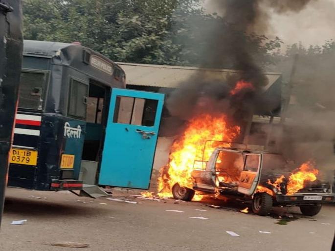 scuffle has broken out between Delhi Police | दिल्लीत न्यायालयाच्या आवारातच वकील आणि पोलिस भिडले; जाळपोळ, गोळीबार  scuffle has broken out between Delhi Police | दिल्लीत न्यायालयाच्या आवारातच वकील आणि पोलिस भिडले; जाळपोळ, गोळीबार