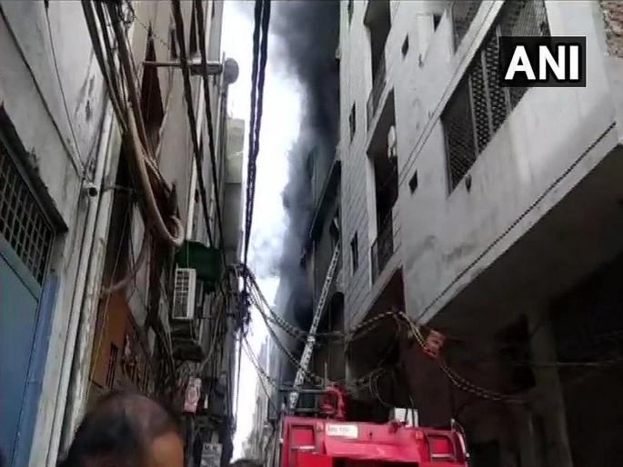 fire breaks out in a rubber factory in jhilmil industrial area | दिल्लीतील रबर फॅक्टरीत भीषण आग, 3 जणांचा मृत्यू fire breaks out in a rubber factory in jhilmil industrial area | दिल्लीतील रबर फॅक्टरीत भीषण आग, 3 जणांचा मृत्यू