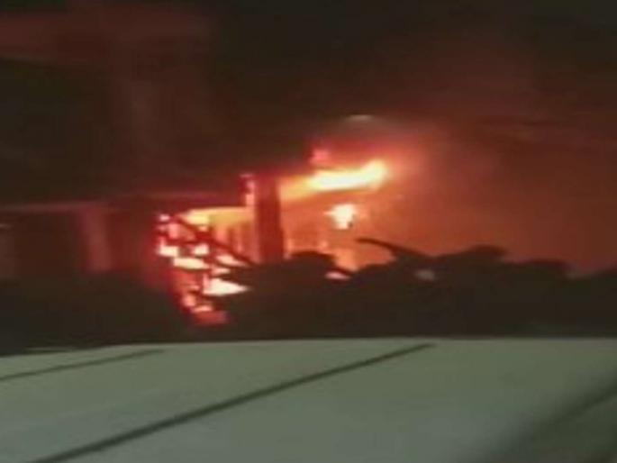 Five people were killed and 11 critically injured in a massive fire in a Delhi building | दिल्लीतल्या इमारतीला लागली भीषण आग, 6 जणांचा मृत्यू, 11 गंभीर Five people were killed and 11 critically injured in a massive fire in a Delhi building | दिल्लीतल्या इमारतीला लागली भीषण आग, 6 जणांचा मृत्यू, 11 गंभीर