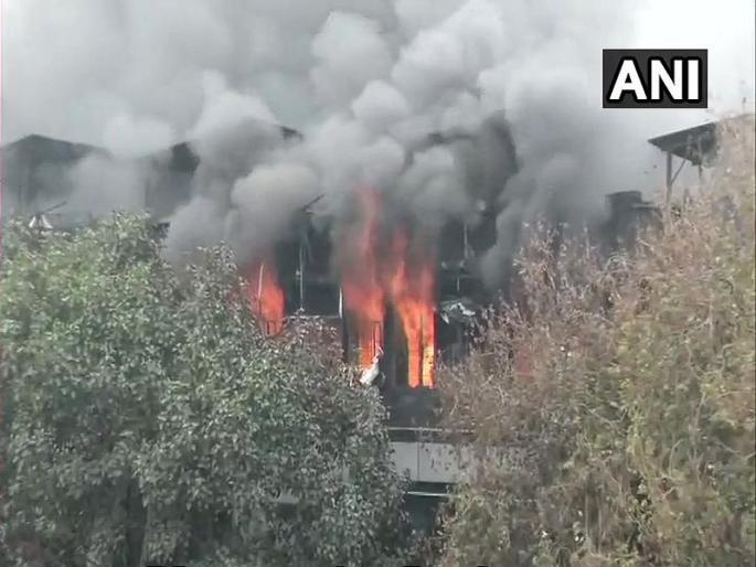 Delhi: Fire breaks out at a factory in Naraina | Video : दिल्लीतील पेपर कार्ड फॅक्टरीला भीषण आग Delhi: Fire breaks out at a factory in Naraina | Video : दिल्लीतील पेपर कार्ड फॅक्टरीला भीषण आग