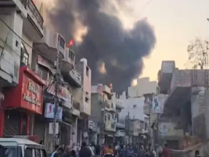 A major fire broke out at a paint factory in Delhi, 11 people died, 22 fire engines rushed to the spot | दिल्लीतील एका पेंट फॅक्टरीला भीषण आग, ११ जणांचा मृत्यू, अग्निशमन दलाच्या २२ गाड्या घटनास्थळी दाखल A major fire broke out at a paint factory in Delhi, 11 people died, 22 fire engines rushed to the spot | दिल्लीतील एका पेंट फॅक्टरीला भीषण आग, ११ जणांचा मृत्यू, अग्निशमन दलाच्या २२ गाड्या घटनास्थळी दाखल