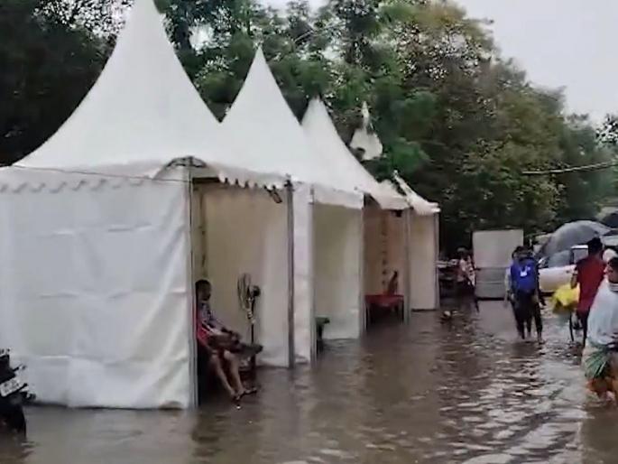 Delhi Flood news: Yamuna's flood water rise! Water entered even the flood victims' camps; 2013 level exceeded in Delhi | यमुनेचा रौद्रावतार! पुरग्रस्तांच्या छावण्यांतही पाणी घुसले; २०१३ ची पातळी ओलांडली Delhi Flood news: Yamuna's flood water rise! Water entered even the flood victims' camps; 2013 level exceeded in Delhi | यमुनेचा रौद्रावतार! पुरग्रस्तांच्या छावण्यांतही पाणी घुसले; २०१३ ची पातळी ओलांडली