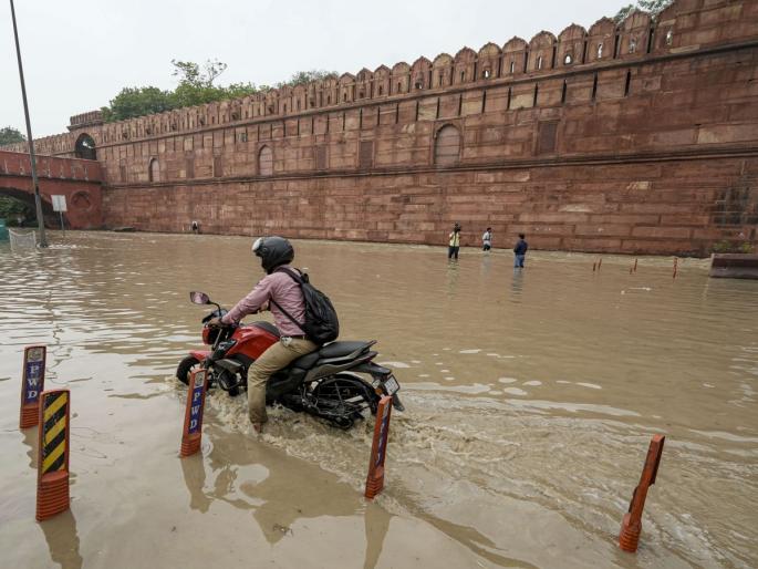 Soothing news for Delhiites! Yamuna water will recede after midnight | दिल्लीकरांसाठी दिलासा देणारी बातमी! मध्यरात्रीनंतर यमुनेचे पाणी ओसरू लागणार