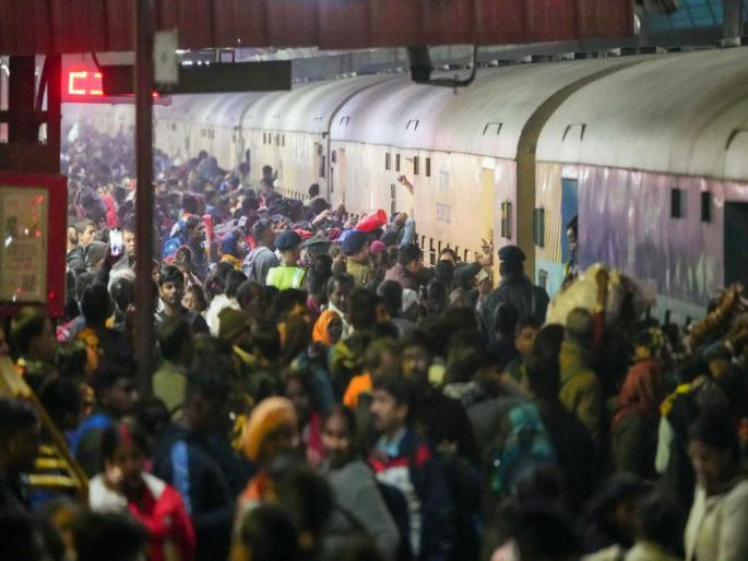 Why do you sell extra tickets Delhi High Court asks Indian Railways after stampede at New Delhi station | "मर्यादेपेक्षा जास्त तिकिटे का विकली?"; रेल्वे स्थानकावर झालेल्या चेंगराचेंगरीप्रकरणी कोर्टाने रेल्वेला फटकारले Why do you sell extra tickets Delhi High Court asks Indian Railways after stampede at New Delhi station | "मर्यादेपेक्षा जास्त तिकिटे का विकली?"; रेल्वे स्थानकावर झालेल्या चेंगराचेंगरीप्रकरणी कोर्टाने रेल्वेला फटकारले