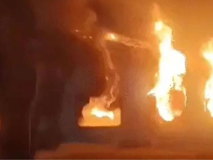 Massive fire breaks out in Delhi Metro staff quarters; Husband, wife and their daughter die | Delhi Fire: दिल्ली मेट्रोच्या स्टाफ क्वार्टरमध्ये भीषण आग; पती, पत्नी आणि त्यांच्या मुलीचा मृत्यू Massive fire breaks out in Delhi Metro staff quarters; Husband, wife and their daughter die | Delhi Fire: दिल्ली मेट्रोच्या स्टाफ क्वार्टरमध्ये भीषण आग; पती, पत्नी आणि त्यांच्या मुलीचा मृत्यू