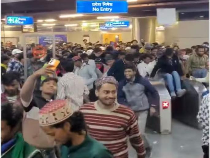 Youths create chaos at metro station, jump out of AFC gate, video goes viral | मेट्रो स्टेशनवर तरुणांनी घातला गोंधळ, एएफसी गेटवरून उड्या मारत पडले बाहेर, व्हिडीओ व्हायरल     Youths create chaos at metro station, jump out of AFC gate, video goes viral | मेट्रो स्टेशनवर तरुणांनी घातला गोंधळ, एएफसी गेटवरून उड्या मारत पडले बाहेर, व्हिडीओ व्हायरल