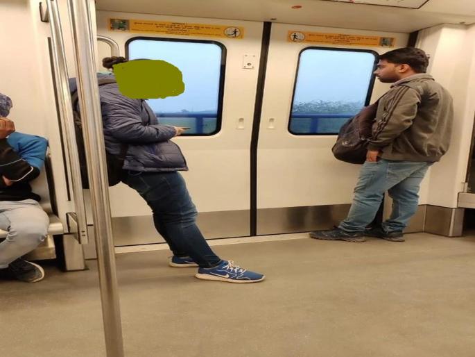 Shame! The youth was shown private part to girl in the metro with vulgar gestures | लज्जास्पद! तरुणीला मेट्रोमध्ये भामट्याने दाखवले गुप्तांग काढून अन् केले अश्लील इशारे Shame! The youth was shown private part to girl in the metro with vulgar gestures | लज्जास्पद! तरुणीला मेट्रोमध्ये भामट्याने दाखवले गुप्तांग काढून अन् केले अश्लील इशारे