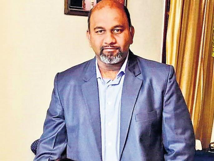 Shocking! Traffic police struck stick to stop the car; Death of driver's heart attack | धक्कादायक! कार थांबविण्यासाठी वाहतूक पोलिसाने दांडा मारला; चालकाचा हार्ट अ‍ॅटॅकने मृत्यू 