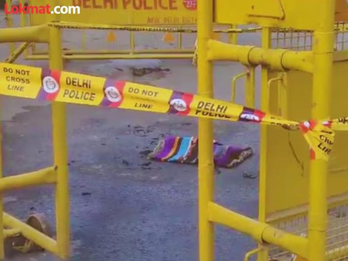 A person set himself on fire near Parliament House in Delhi; Police find a partially burnt note | संसद भवनाजवळ एका व्यक्तीने घेतलं पेटवून; पोलिसांना सापडली अर्धवट जळालेली चिठ्ठी A person set himself on fire near Parliament House in Delhi; Police find a partially burnt note | संसद भवनाजवळ एका व्यक्तीने घेतलं पेटवून; पोलिसांना सापडली अर्धवट जळालेली चिठ्ठी