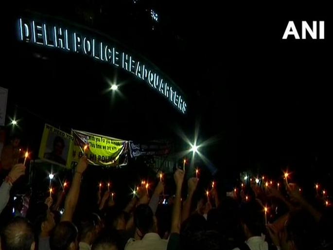 Police agitation in Delhi backed after assuring demands | मागण्या मान्य करण्याच्या आश्वासनानंतर दिल्लीतील पोलिसांचे आंदोलन मागे  Police agitation in Delhi backed after assuring demands | मागण्या मान्य करण्याच्या आश्वासनानंतर दिल्लीतील पोलिसांचे आंदोलन मागे