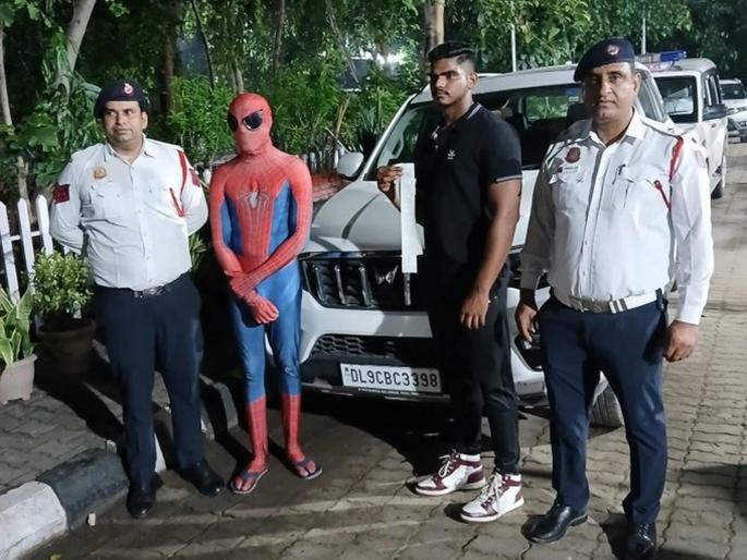delhi traffic police arrested youngster dressed spiderman for violating traffic rules travelling on the car bonnet fined 26000 rs | 'स्पायडर-मॅन'च्या वेशातील स्टंटबाजी पडली महागात; ट्रॅफिक पोलिसांनी शिकवला धडा, ठोठावला दंड 