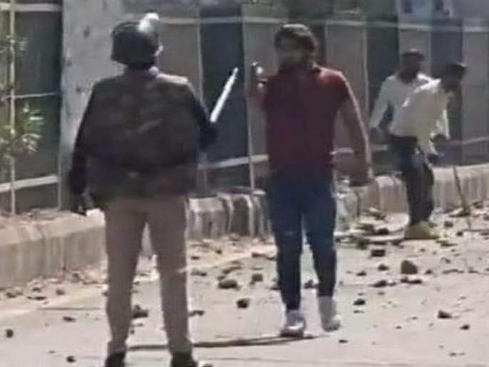 Delhi Violence: Police Head Constable Deepak Dahia says, So I confronted the rioters BJP | Delhi Violence:...म्हणून मी त्या दंगलखोराला समोरा गेलो, पोलिसाने सांगितले कारण   Delhi Violence: Police Head Constable Deepak Dahia says, So I confronted the rioters BJP | Delhi Violence:...म्हणून मी त्या दंगलखोराला समोरा गेलो, पोलिसाने सांगितले कारण