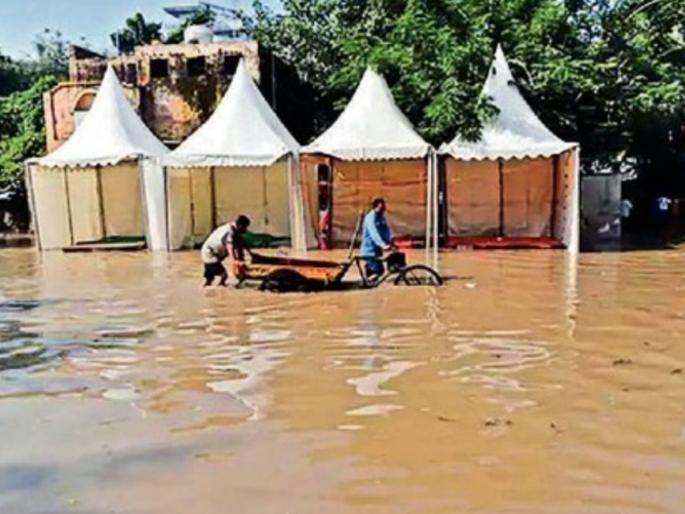 Yamuna floods half of Delhi; Situation critical in Noida, Ghaziabad | यमुनेच्या पुराने अर्धी दिल्ली पाण्यात; नोएडा, गाझियाबादमध्ये स्थिती बिकट Yamuna floods half of Delhi; Situation critical in Noida, Ghaziabad | यमुनेच्या पुराने अर्धी दिल्ली पाण्यात; नोएडा, गाझियाबादमध्ये स्थिती बिकट