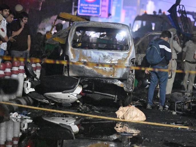 Delhi Blast: Neither a crater was found at the site of the explosion, nor were shrapnel and nails found in the bodies of the deceased, these factors added to the mystery. | ना स्फोटाच्या ठिकाणी खड्डा, ना मृतांच्या शरीरात सापडले तारा आणि खिळे, या कारणांनी गुढ वाढवलं