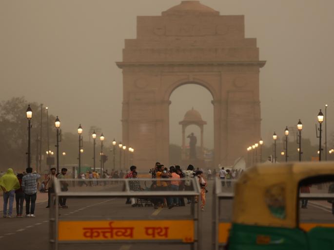 dust storm hits capital delhi two people died 23 people were injured | धुळीच्या वादळामुळे राजधानी दिल्लीला मोठा तडाखा; दोन जणांचा मृत्यू, २३ जण जखमी dust storm hits capital delhi two people died 23 people were injured | धुळीच्या वादळामुळे राजधानी दिल्लीला मोठा तडाखा; दोन जणांचा मृत्यू, २३ जण जखमी