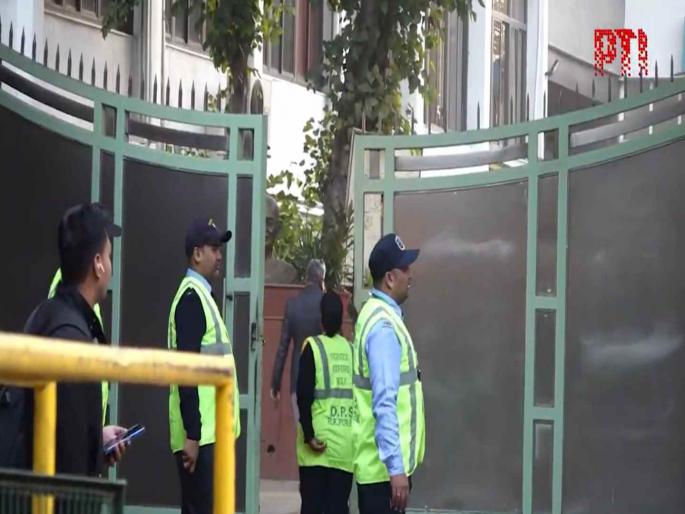 40 schools in Delhi received bomb threats children were sent back | दिल्लीतल्या ४० पेक्षा जास्त शाळांना बॉम्बने उडवण्याची धमकी; ईमेलमध्ये केली मोठी मागणी 40 schools in Delhi received bomb threats children were sent back | दिल्लीतल्या ४० पेक्षा जास्त शाळांना बॉम्बने उडवण्याची धमकी; ईमेलमध्ये केली मोठी मागणी