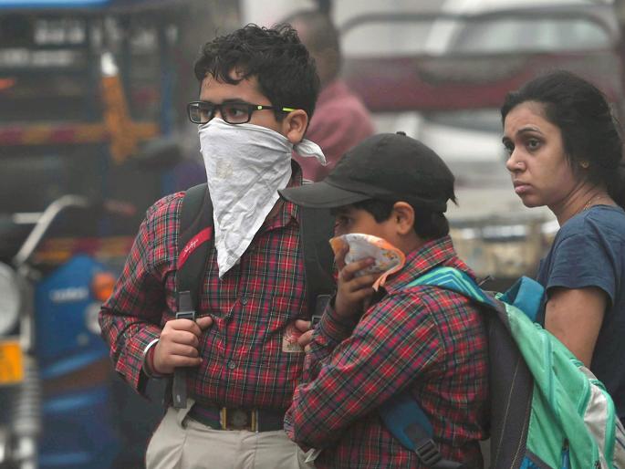 Delhi gang-rape accused Dandiya | धुराने घुसमटलेल्या दिल्लीत नोटाबंदीचा रास दांडिया Delhi gang-rape accused Dandiya | धुराने घुसमटलेल्या दिल्लीत नोटाबंदीचा रास दांडिया