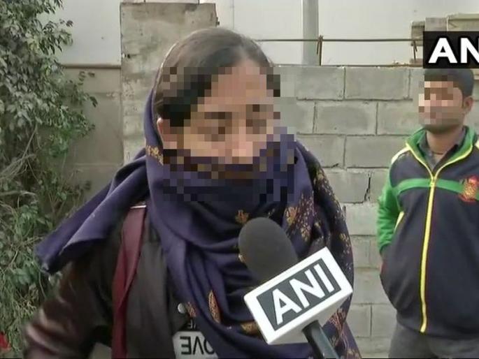 A girl records a video of man masturbated in bus | चालत्या बसमध्ये हस्तमैथून करणा-याला तरुणीने शिकवला धडा, व्हिडीओ रेकॉर्ड करुन केला पोस्ट