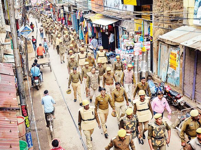 Delhi Violence tense situation continues stone pelting firing continues in some areas | Delhi Violence: रस्ते निर्मनुष्य, तणाव मात्र कायम; दगडफेक, आगीच्या तुरळक घटना Delhi Violence tense situation continues stone pelting firing continues in some areas | Delhi Violence: रस्ते निर्मनुष्य, तणाव मात्र कायम; दगडफेक, आगीच्या तुरळक घटना