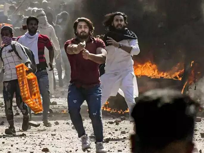 Violence against the CAA; Two killed with police | सीएएविरोधी आंदोलनात हिंसा; पोलिसासह दोघांचा मृत्यू Violence against the CAA; Two killed with police | सीएएविरोधी आंदोलनात हिंसा; पोलिसासह दोघांचा मृत्यू