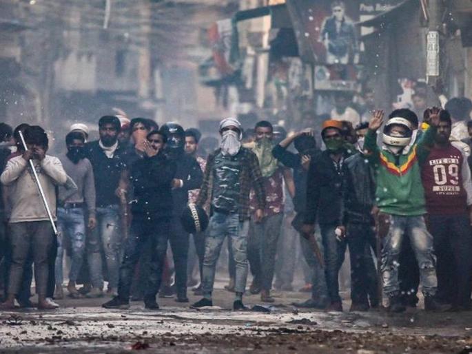 Delhi Violence 13 dead more than 200 injured shoot at sight order issued for northeast district kkg | Delhi Violence: आतापर्यंत १३ जणांचा मृत्यू; हिंसाचार करणाऱ्यांना दिसता क्षणीच गोळी घालण्याचे आदेश Delhi Violence 13 dead more than 200 injured shoot at sight order issued for northeast district kkg | Delhi Violence: आतापर्यंत १३ जणांचा मृत्यू; हिंसाचार करणाऱ्यांना दिसता क्षणीच गोळी घालण्याचे आदेश