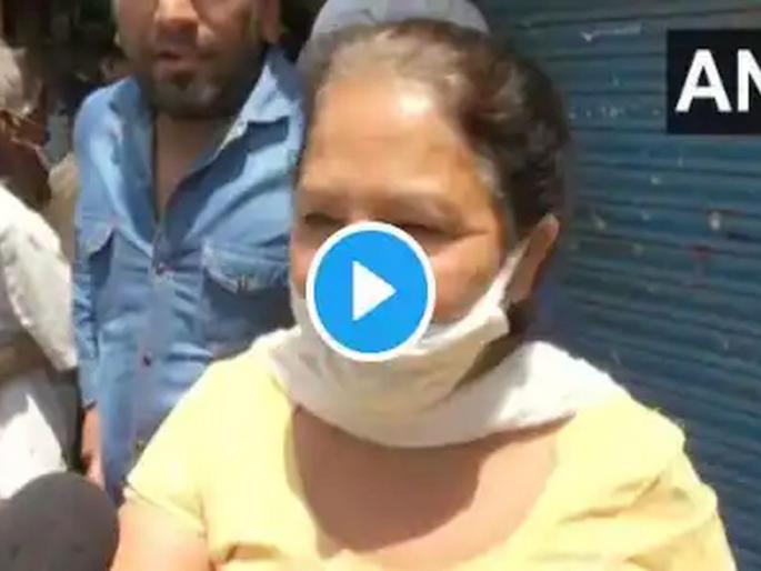 Hundreds Queue up Outside Liquor Shops in Delhi video of women goes viral | मी रोज एक पेग घेते, तोच आमचा डोस; दारूचं महत्त्व सांगणाऱ्या महिलेचा व्हिडीओ तुफ्फान व्हायरल Hundreds Queue up Outside Liquor Shops in Delhi video of women goes viral | मी रोज एक पेग घेते, तोच आमचा डोस; दारूचं महत्त्व सांगणाऱ्या महिलेचा व्हिडीओ तुफ्फान व्हायरल
