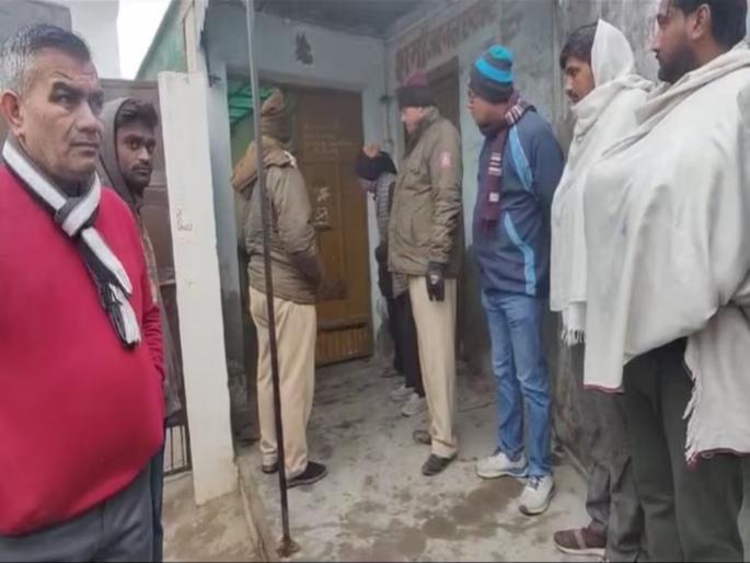 shocking 4 members of the same family died in north delhi | थंडीपासून वाचण्यासाठी केलेला उपायच जीवावर बेतला; एकाच कुटुंबातील ४ जणांचा मृत्यू shocking 4 members of the same family died in north delhi | थंडीपासून वाचण्यासाठी केलेला उपायच जीवावर बेतला; एकाच कुटुंबातील ४ जणांचा मृत्यू