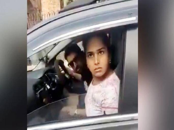 Husband and wife walking around without masks, verbally arguing when stopped by police; IAS officials said, "to ..." | विना मास्क फिरत होते पती-पत्नी, पोलिसांनी रोखल्यावर केली शाब्दिक बाचाबाची; IAS अधिकारी म्हणाले, "यांना..." Husband and wife walking around without masks, verbally arguing when stopped by police; IAS officials said, "to ..." | विना मास्क फिरत होते पती-पत्नी, पोलिसांनी रोखल्यावर केली शाब्दिक बाचाबाची; IAS अधिकारी म्हणाले, "यांना..."