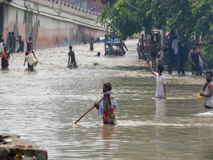 delhi flood, Yamuna river water in all delhi, 3 children died due to drowning in water | राजधानी दिल्लीला यमुनेचा विळखा; साचलेल्या पाण्यात बुडून 3 मुलांचा मृत्यू delhi flood, Yamuna river water in all delhi, 3 children died due to drowning in water | राजधानी दिल्लीला यमुनेचा विळखा; साचलेल्या पाण्यात बुडून 3 मुलांचा मृत्यू 