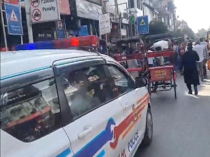 Delhi Crime: Daylight robbery at a jewelry shop; Jewelry worth Rs 50 lakhs looted at gunpoint | दिवसाढवळ्या ज्वेलरी शॉपवर दरोडा; बंदुकीचा धाक दाखवत ५० लाख रुपयांचे दागिने लुटले Delhi Crime: Daylight robbery at a jewelry shop; Jewelry worth Rs 50 lakhs looted at gunpoint | दिवसाढवळ्या ज्वेलरी शॉपवर दरोडा; बंदुकीचा धाक दाखवत ५० लाख रुपयांचे दागिने लुटले