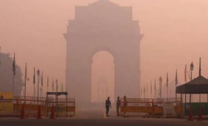 Supreme Court bans on any construction in Delhi | दिल्लीमध्ये कोणतीही बांधकामे करण्यावर सर्वाेच्च न्यायालयाची बंदी  Supreme Court bans on any construction in Delhi | दिल्लीमध्ये कोणतीही बांधकामे करण्यावर सर्वाेच्च न्यायालयाची बंदी