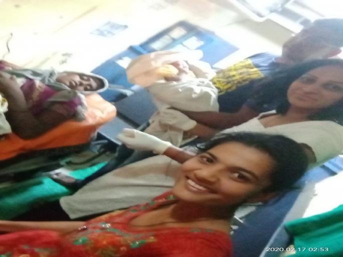 she was gave born to girl during bus travelling at night | रात्रीच्या प्रवासात दोन तरूणींनीच केलं "ती " चं बसमध्ये बाळंतपण.. she was gave born to girl during bus travelling at night | रात्रीच्या प्रवासात दोन तरूणींनीच केलं "ती " चं बसमध्ये बाळंतपण..